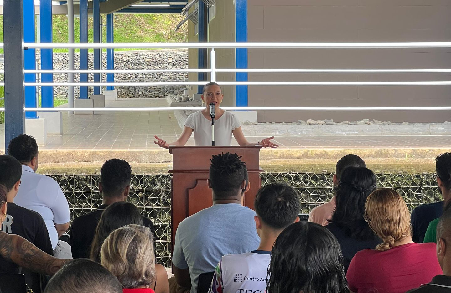 Persona hablando al público acerca de cómo combatir la violencia