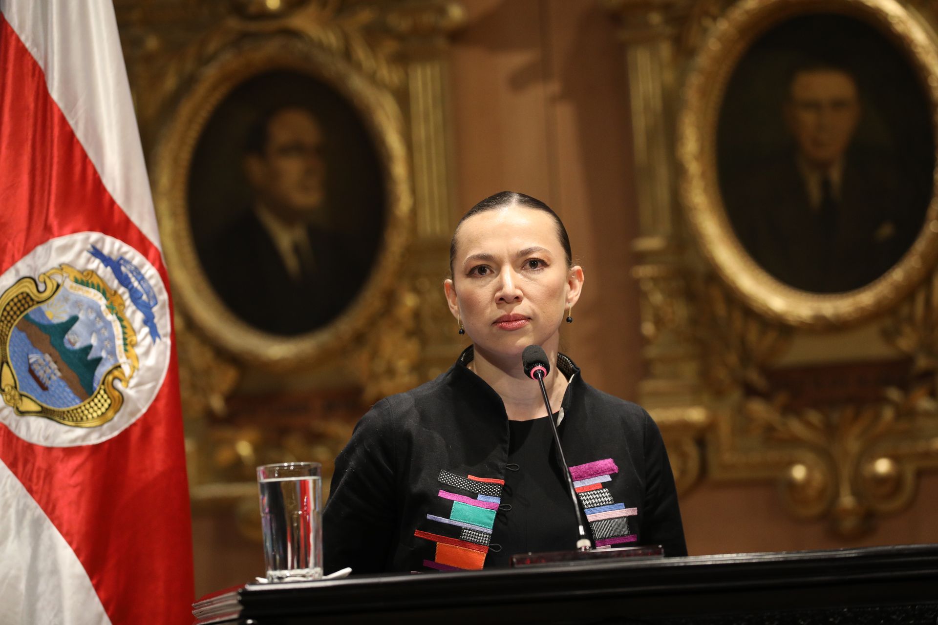 Persona hablando en entorno formal