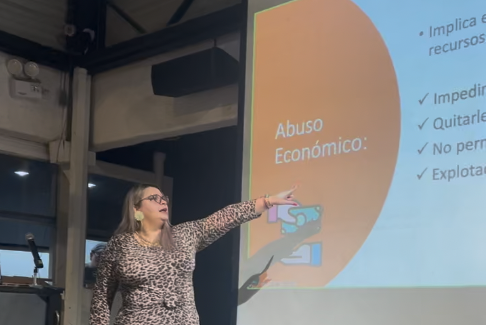 Persona dando una capacitación acerca de los tipos de violencia